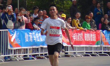 富临集团青年员工参加绵阳首届环仙海湖马拉松比赛 展现东升国际官网
形象